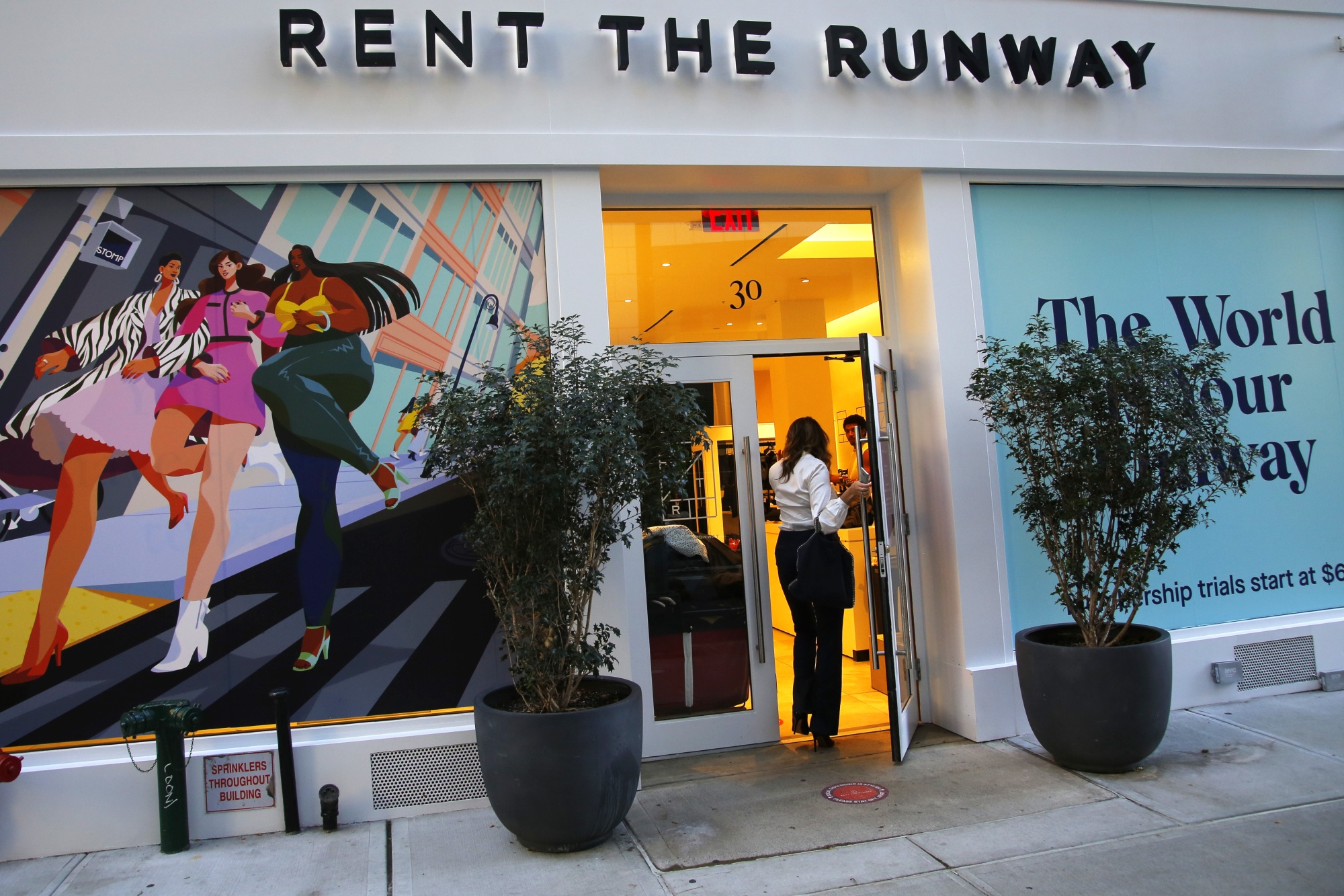 ViMoney - Cổ phiếu Rent the Runway đóng cửa dưới giá IPO vào ngày đầu tiên giao dịch