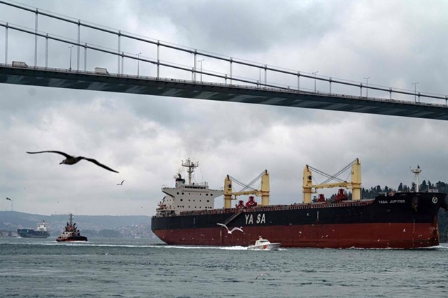 ViMoney: Giao tranh Nga - Ukraine khiến hàng trăm tàu hàng mắc kẹt, trúng tên lửa