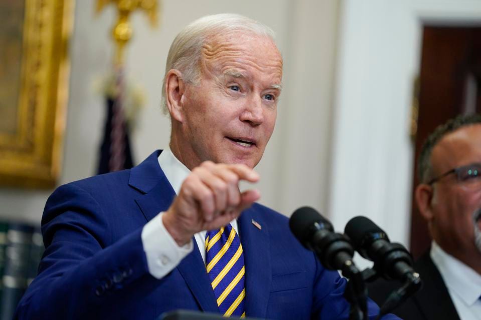 Joe Biden chịu áp lực về kế hoạch xóa nợ sinh viên