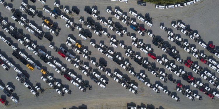 Chất bán dẫn tạo ra rào cản không mong muốn đối với các nhà sản xuất ô tô