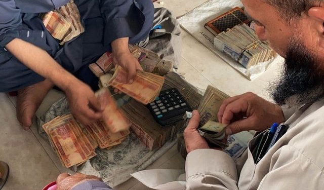 Tiền tệ Afghanistan giảm xuống mức thấp kỷ lục