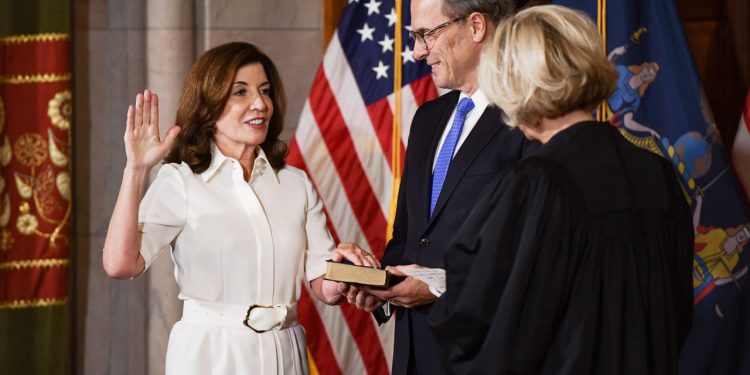 Thống đốc Kathy Hochul và “vách đá thủy tinh” quá đỗi quen thuộc
