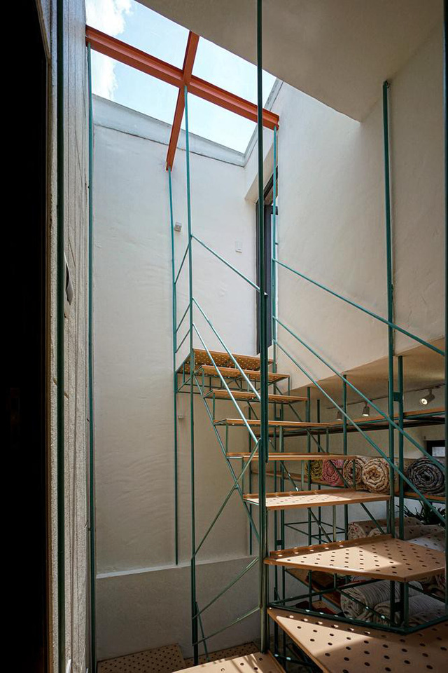 Việc sử dụng cầu thang chìm giúp ngôi nhà bê tông thoáng và sáng hơn - Ảnh 15.
