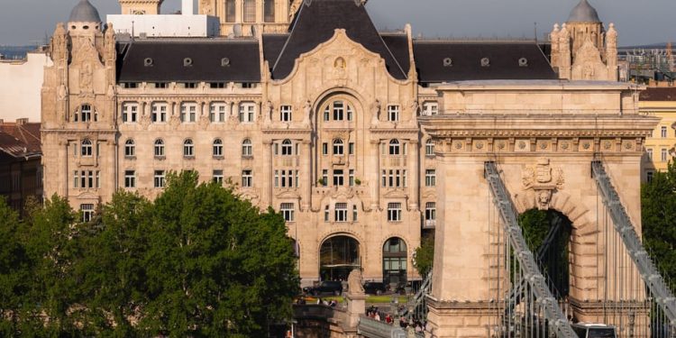 Bill Gates mua lại chuỗi khách sạn Four Seasons với 2,21 tỷ USD