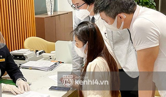 Ứng dụng Vietcombank bị giáng 1 sao sau khi Thủy Tiên – Công Vinh livestream 18.000 trang sao kê