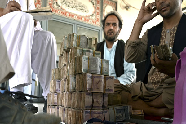 Afghanistan yêu cầu Taliban ngừng phong tỏa tiền mặt 