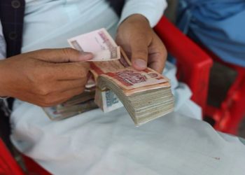 Cạn đồng USD, các ngân hàng Afghanistan yêu cầu Taliban “mở khóa” tiền mặt