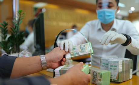 Ngành ngân hàng ứng phó với nguy cơ lây nhiễm từ tiền mặt
