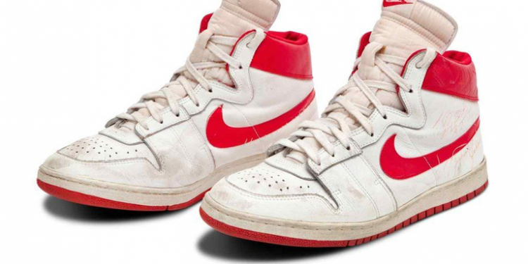 Giá trên trời! Đôi giày của huyền thoại bóng rổ Michael Jordan được bán giá kỷ lục – 1,47 triệu USD