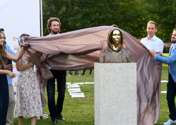 Tượng Satoshi Nakamoto được công bố ở Hungary