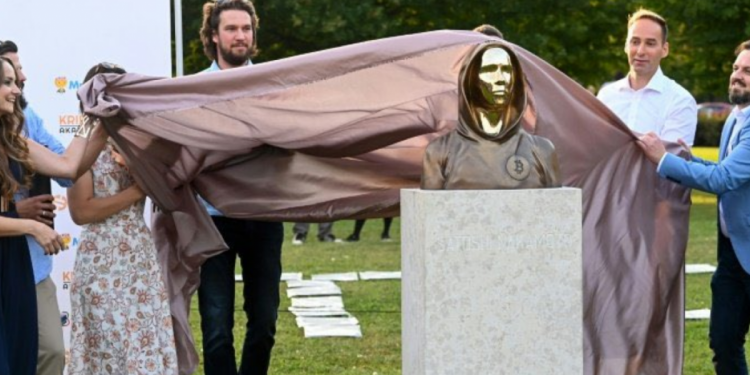 Tượng Satoshi Nakamoto được công bố ở Hungary