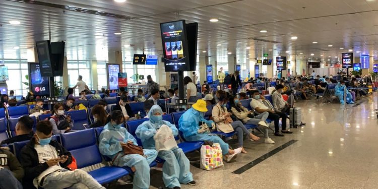 2 thành phố bỏ cách ly tập trung 7 ngày cho khách bay từ TP.HCM