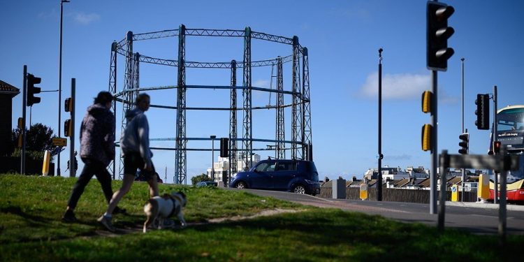 Khi giá năng lượng tăng đột biến, các chính phủ tìm kiếm các công cụ có thể