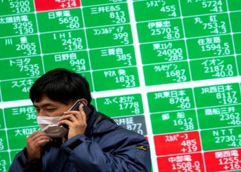 Chỉ số chứng khoán châu Á ổn định, đồng USD suy yếu khi các nhà đầu từ “chờ” tiền về