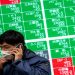 Chỉ số chứng khoán châu Á ổn định, đồng USD suy yếu khi các nhà đầu từ “chờ” tiền về