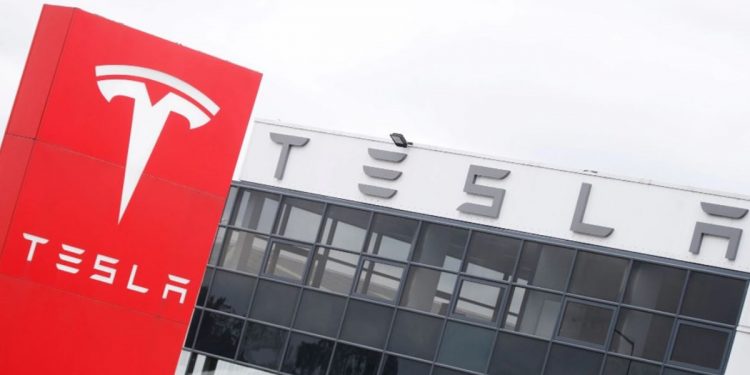 Vốn hóa Tesla vượt mức 1.000 tỷ USD sau khi Elon Musk đặt cược tất cả vào ván bài xe điện