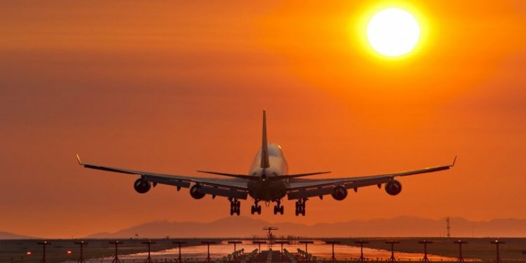 Đang trên đà phục hồi, ngành hàng không lại gặp khó do giá xăng dầu leo thang