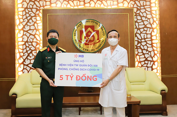 MB trao tặng 5 tỷ đồng cho Bệnh viện Trung ương Quân đội 108