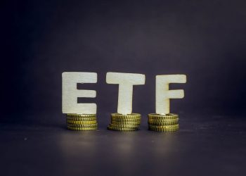 Nửa đầu tháng 10 quỹ ETFs tiếp tục rút hàng trăm tỷ khỏi thị trường Việt Nam