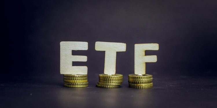 Nửa đầu tháng 10 quỹ ETFs tiếp tục rút hàng trăm tỷ khỏi thị trường Việt Nam