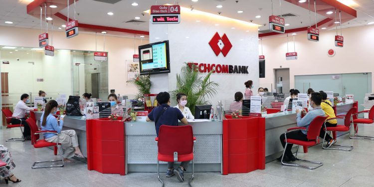 Vừa báo lãi, cổ phiếu Techcombank bỗng quay đầu giảm mạnh