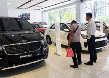 Khách mua ô tô có thể được giảm 50% lệ phí trước bạ từ giữa tháng 11