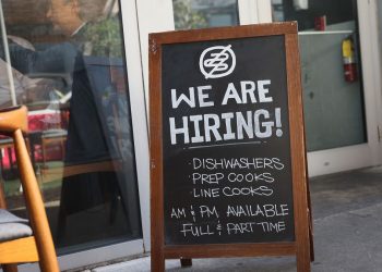 Thiếu nhân viên! Ngành công nghiệp Mỹ có tỷ lệ từ chức cao kỷ lục! Chuyện gì đang xảy ra vậy?