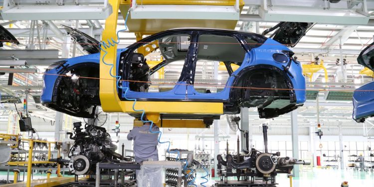 Sau đề xuất giảm lệ phí trước bạ, nhiều khách Việt hoãn nhận ô tô