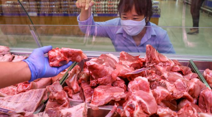 Giá thịt lợn chênh bất hợp lý, Phó Thủ tướng chỉ đạo làm rõ