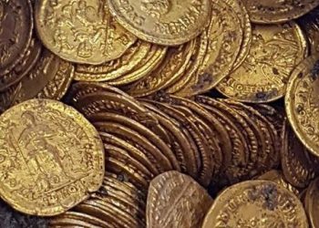 Đồng USD mạnh lên, giá vàng thế giới vẫn trụ vững