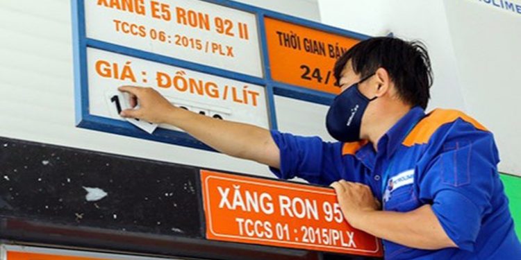 Kịch bản nào cho giá xăng ngày mai (26/10)?