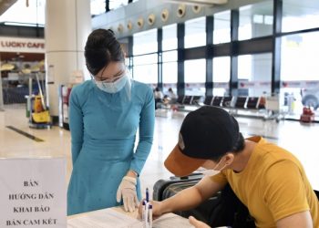 Dừng kê khai cam kết phòng, chống dịch Covid-19 với hành khách đi máy bay, tàu hỏa