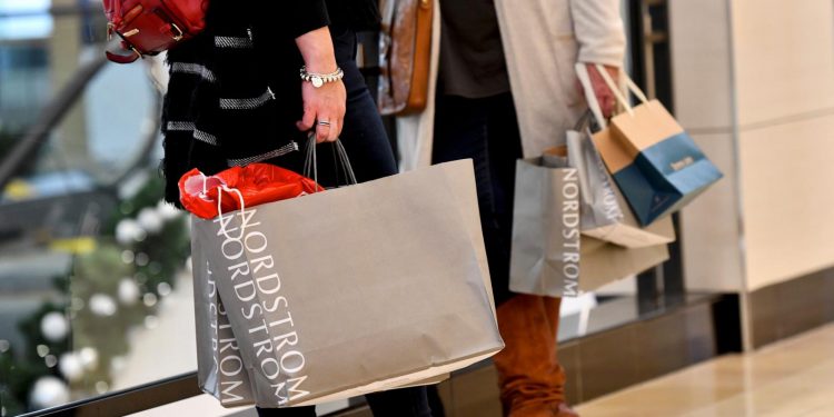 Lạm phát tăng và niềm tin giảm nhưng người tiêu dùng Mỹ vẫn mạnh tay chi tiêu