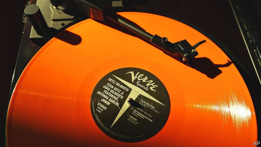 ViMoney - Ngành công nghiệp âm nhạc là nạn nhân không ngờ của tình trạng thiếu nhựa