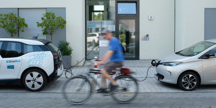 ViMoney - Đức vật lộn với các "thủ thuật kỳ lạ" để né phanh nợ