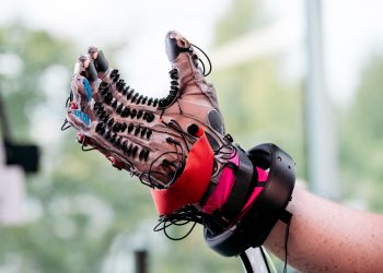 Meta tiến gần hơn với thực tế khi giới thiệu găng tay thực tế ảo