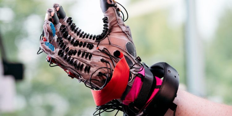 Meta tiến gần hơn với thực tế khi giới thiệu găng tay thực tế ảo