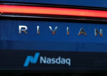 Rivian chào sàn Nasdaq đầy khởi sắc, Amazon và những nhà đầu tư thắng lớn