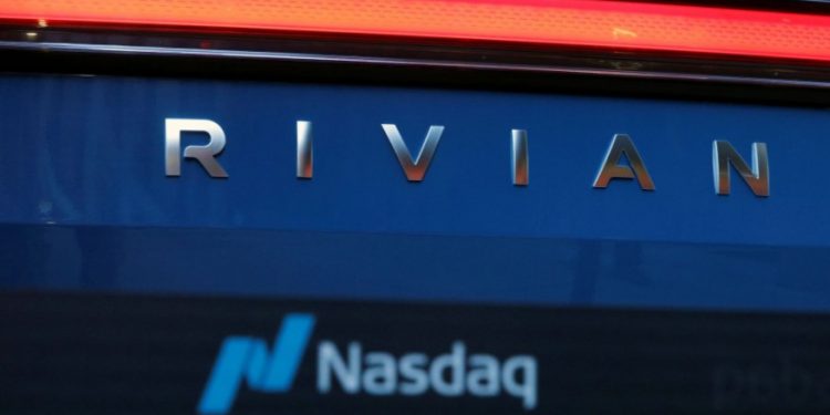 Rivian chào sàn Nasdaq đầy khởi sắc, Amazon và những nhà đầu tư thắng lớn