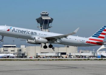 American Airlines tăng thưởng 300% vào giờ cao điểm