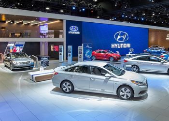 Các hãng sản xuất ô tô toàn cầu giao xe chưa hoàn thiện do thiếu chip