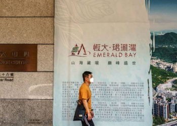 Chủ tịch China Evergrande bán cổ phần, cổ phiếu chúa nợ sụt giảm sâu