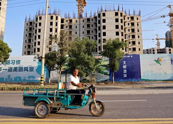 Các đại gia Trung Quốc rút hàng tỷ USD tiền túi để “giải cứu bất động sản”