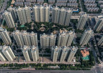 Thị trường bất động sản Trung Quốc vẫn lao đao khiến giới đầu tư "ngồi trên đống lửa"