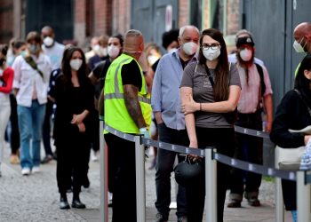 Chứng khoán châu Âu "bay màu" 2,6% trước lo ngại về biến thể Covid-19 mới