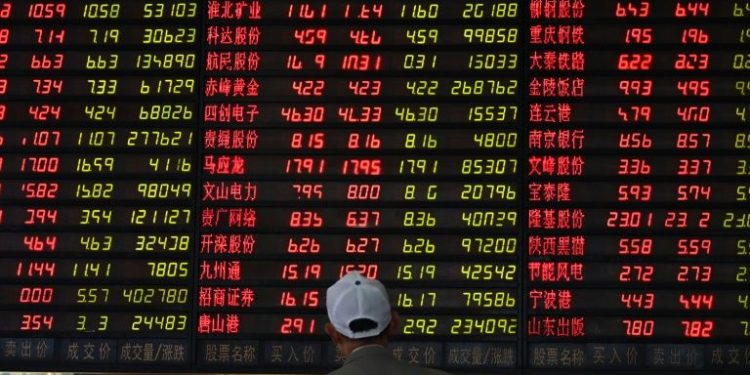 Cổ phiếu Trung Quốc giao dịch thấp hơn ngay cả khi dữ liệu kinh tế vượt qua kỳ vọng