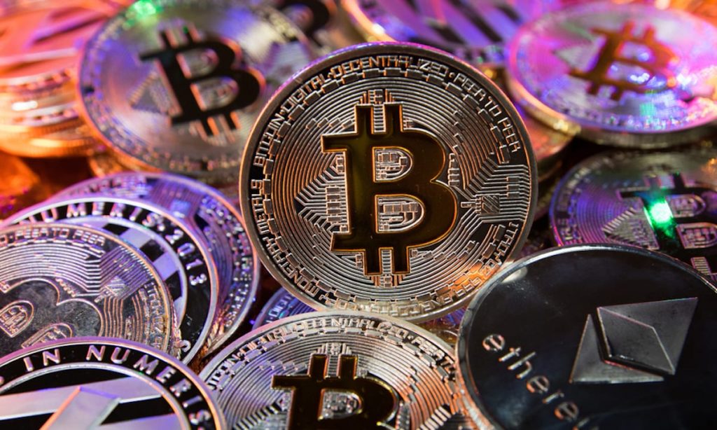 Bản tin tiền điện tử tuần này: biến thể Omicron khiến Bitcoin giảm xuống 53.5 nghìn USD trong khi Ethereum giảm dưới mức 4,000 USD