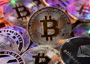 Bản tin tiền điện tử tuần này: biến thể Omicron khiến Bitcoin giảm xuống 53.5 nghìn USD trong khi Ethereum giảm dưới mức 4,000 USD