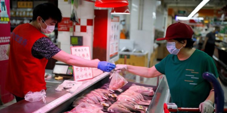 Bất chấp thị trường bất động sản lao dốc, doanh số bán lẻ của Trung Quốc vượt dự báo trong tháng 10