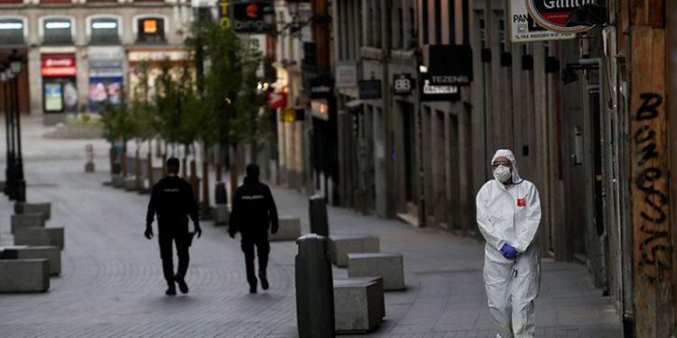 Số ca Covid-19 tăng vọt đang gióng lên hồi chuông cảnh báo về sự phục hồi kinh tế của châu Âu